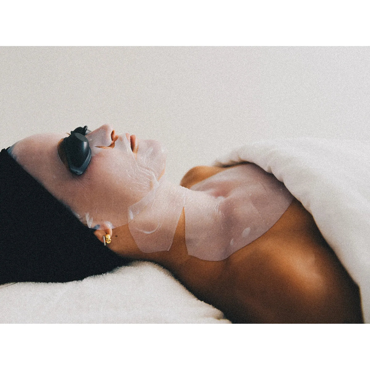 Epicutis LIPID RECOVERY MASK Neck & Décolleté – close-up of contoured bio-cellulose sheet mask designed to fit the neck and décolleté area for deep lipid delivery and post-treatment skin recovery | MDR Skin Studio